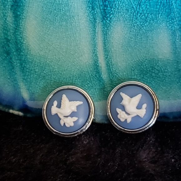 Avon clip-on earrings - Picture 1 of 2
